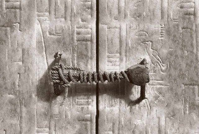 Sello de 3245 años que protegia la tumba de tutankamón antes de ser roto 1922.jpg