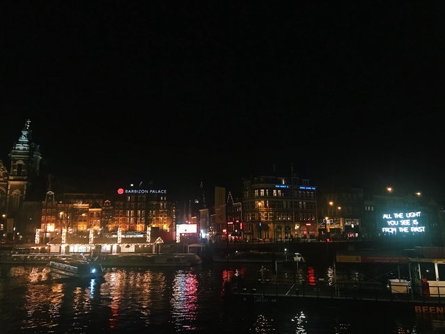 Vista nocturna de Amsterdam