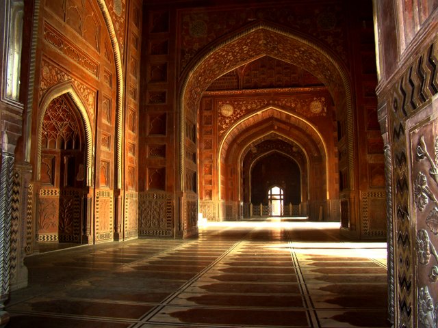 Taj_Mahal_Mosque_Interior_Hall.jpg