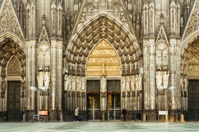 haupteingang-zum-koelner-dom-851fb654-2a7e-427e-9912-833b4473d6fa-124353631.jpg