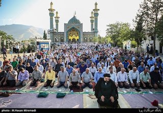 Iranians_holding_Eid_al-Fitr_prayer_in_Lavizan_Imamzadeh_shrine,_Tehran,_Iran.jpg