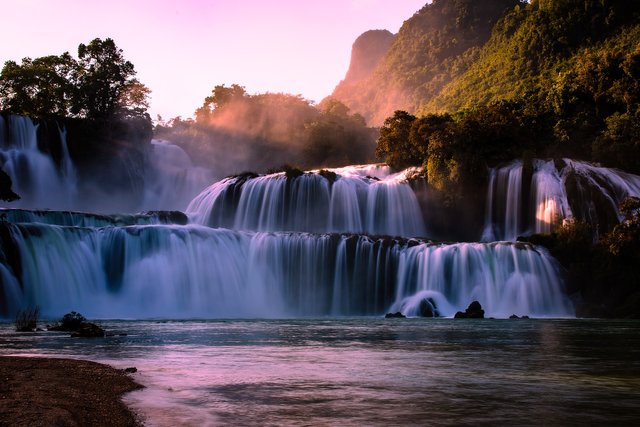 gioc-village-waterfall-5689446_1920.jpg