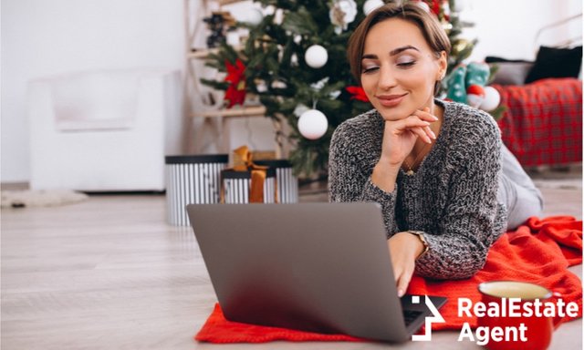 woman-shopping-online-on-christmas.jpg