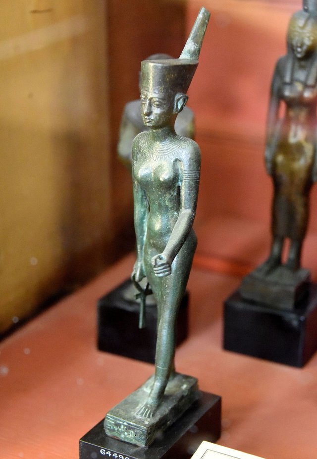 Bronze_statuette_of_Neith._She_wears_the_Red_Crown_of_Lower_Egypt._The_hieroglyphic_inscriptions,_partially_erased,_mention_the_name_of_Padihor._From_Egypt._Late_Period._The_British_Museum,_London.jpg