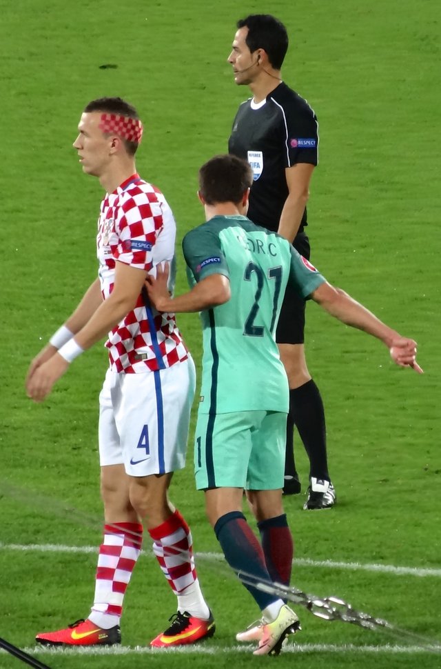 Perišić_(Croatia)_vs_Cedric_(Portugal)_-_2016.jpg