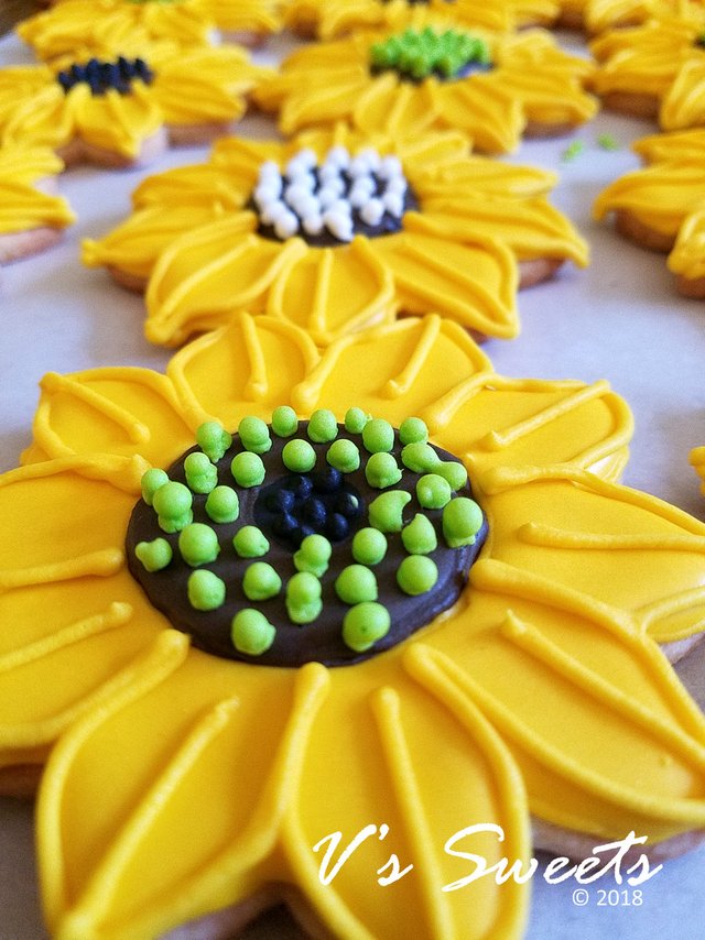 sunflower decorated sugar cookies by vs sweets  (3).jpg