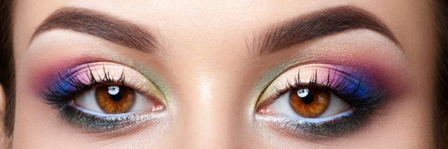 closeup-view-of-woman-eyes-with-evening-makeup-H87BPZW.jpg