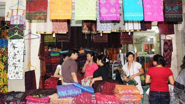 Toko-Endek-di-Pasar-Kelungkung.jpg