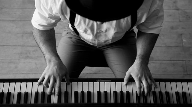 man-playing-piano_759.jpg