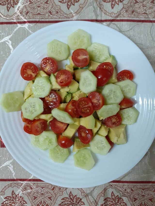 krastavac paradajz i avokado.jpg