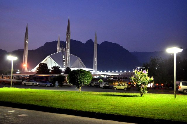 1280px-Shah_Faisal_Mosque_Islamabad_(2),Pakistan.jpg