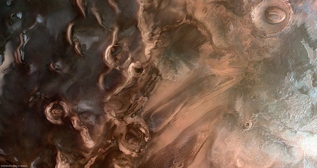 Springtime_at_Mars_south_pole_pillars.jpg