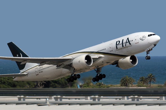 Boeing_777-240_ER_PIA_(Pakistan_International_Airways)_AP-BGL_(8732965110).jpg