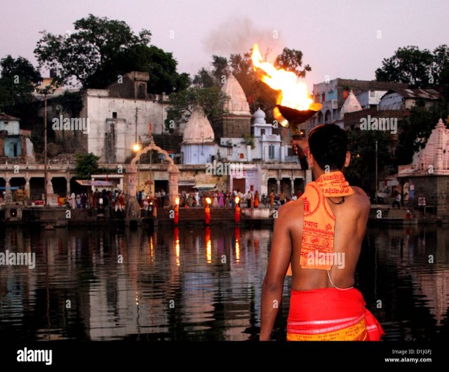 a-young-priest-offers-prayers-to-the-river-shipra-at-ujjain-D1JGFJ.jpg