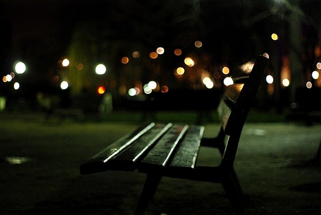 lonely-park-bench-at-night-3872x2592_72901.jpg