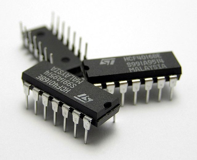 738px-Three_IC_circuit_chips.JPG