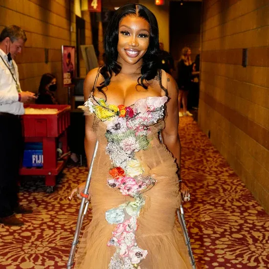 sza-crutches-2022-grammys.webp