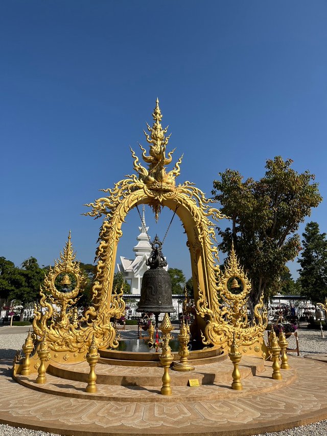 Wat Rong Khun12.jpg