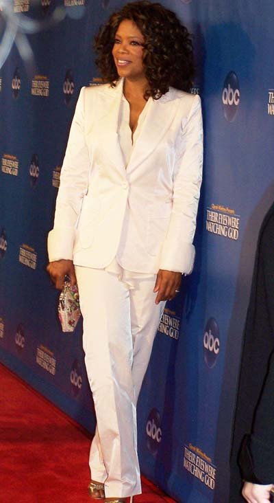 Oprah_red_carpet_white_suit_ogjqlk.jpg