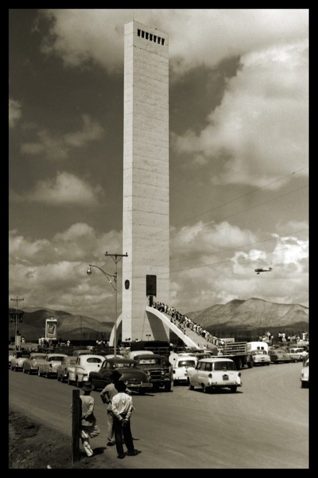 obelisco-año-1956-colección-José-Francisco-Chávez-682x1024.jpg