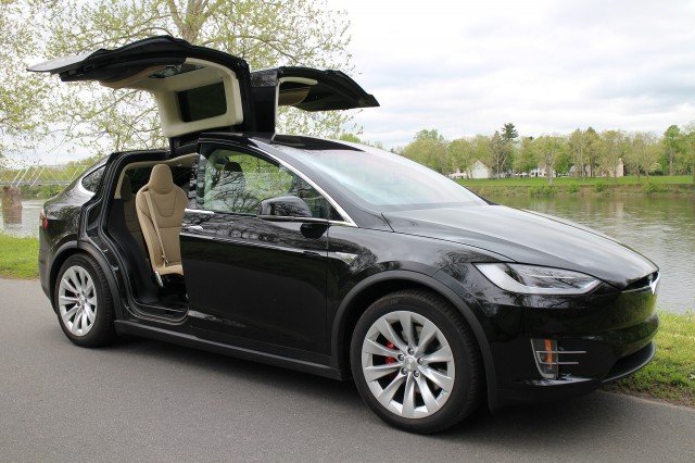 2016-tesla-model-x_100554518_m.jpg