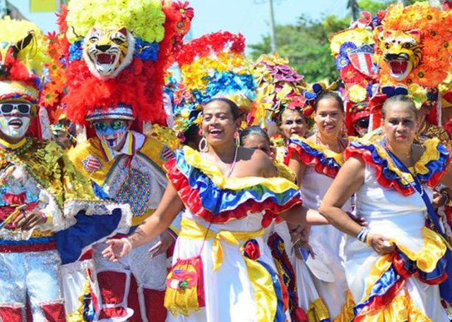 El-carnaval-de-Carupano-es-uno-de-los-caranvales-principales-del-país.-La-gente-sale-a-tomar-las-calles-y-festejar-con-disfraces-y-música.jpg