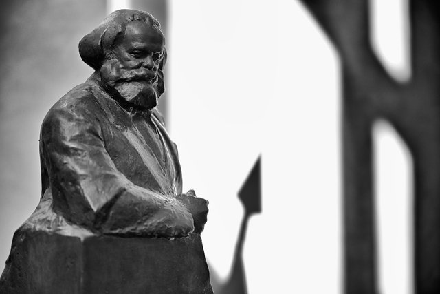 karl-marx-statue-6707706_1280.jpg