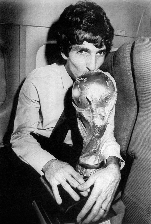 Spagna_'82_-_Paolo_Rossi,_Coppa_del_Mondo.jpg