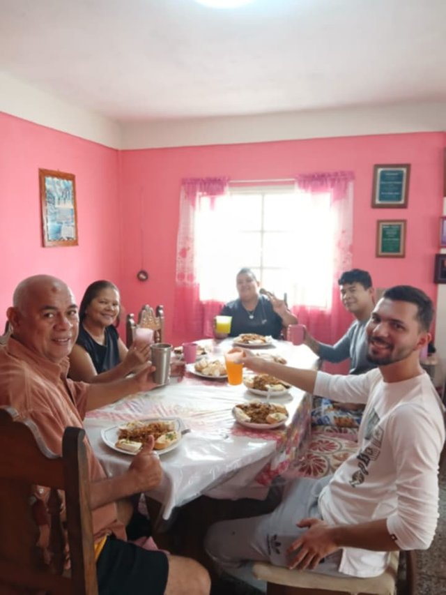 con la familia almuerzo 142.jpg