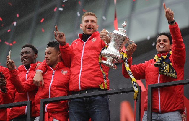 2048px-Arsenal_FA_Cup_Parade_2015_Mertesacker_Arteta.jpg