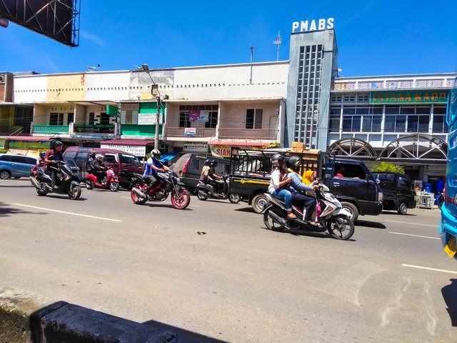 Kepadatan jalan di halte utama Trans Kutaraja di depan Mesjid Raya Baiturrahman.jpg