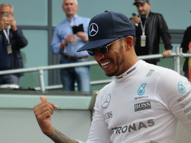 1600px-Lewis_Hamilton,_Mercedes_F1_Team_(27965967214).jpg