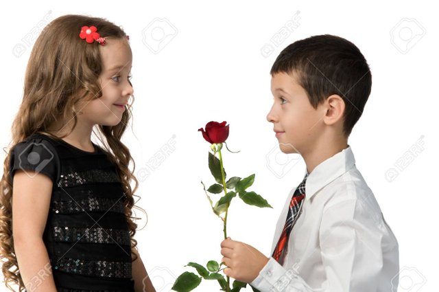 72264478-niño-da-una-rosa-roja-a-su-novia-relación-entre-niños-pequeños-día-de-san-valentín-.jpg