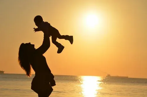 mother-daughter-love-sunset-51953.webp