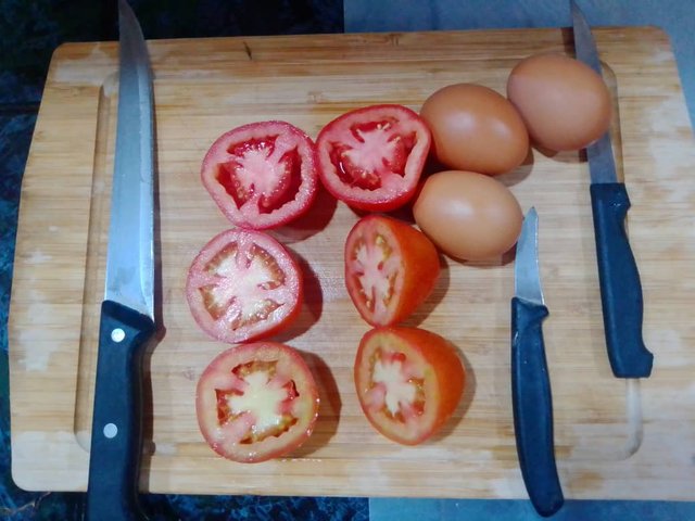 tomate, huevos y cuchillos.jpeg