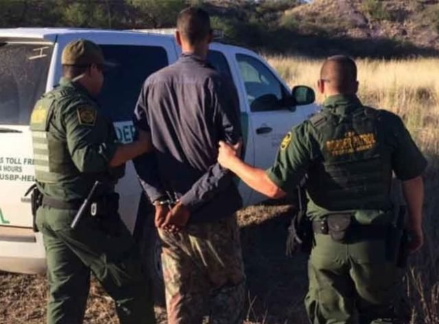 Border-Patrol-agents-arrest-illegal-immigrant-CBP-photo-640x473.jpg