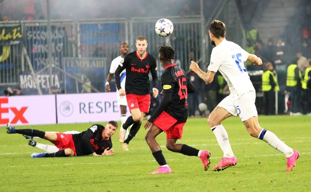 2048px-FC_Salzburg_gegen_Inter_Mailand_(UEFA_Championsleague_2023-11-08)_73.jpg