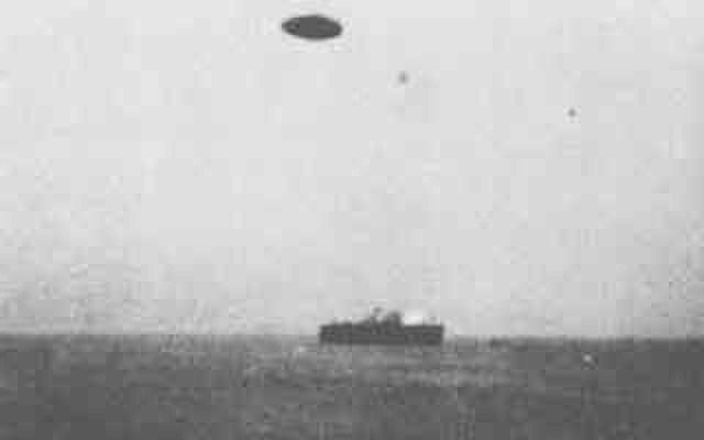 UFO_dipotret_di_lepas_pantai_Cimalaya.jpg