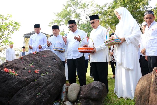 gubernur-aceh-menaburkan-bunga_4 (1).jpg