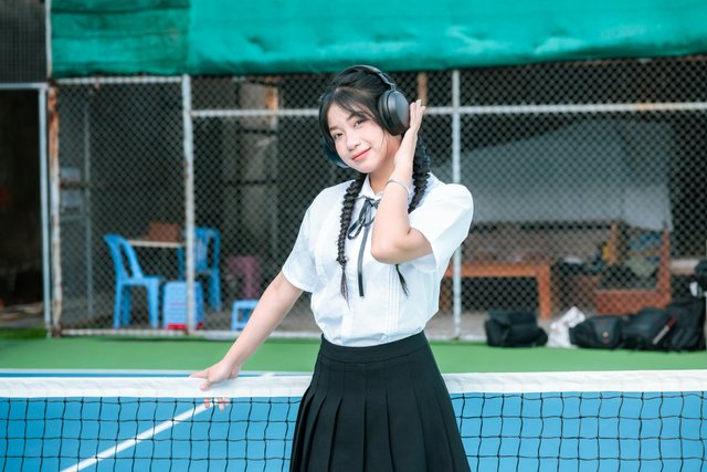 free-photo-of-girl-wearing-headphones-on-a-tennis-court.jpeg