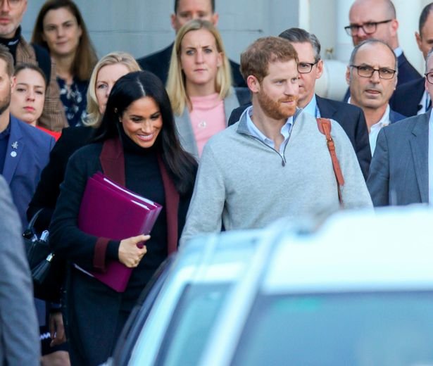 3_NO-MAIL-ONLINE-Prince-Harry-and-Meghan-Markle-The-Duke-and-Duchess-of-Sussex-arrive-at-Sydney-air.jpg