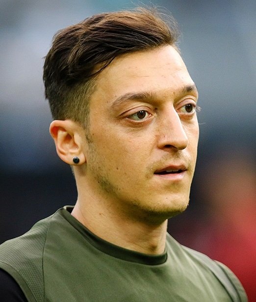 Mesut_Özil_at_Baku_before_2019_UEFA_Europe_League_Final.jpg