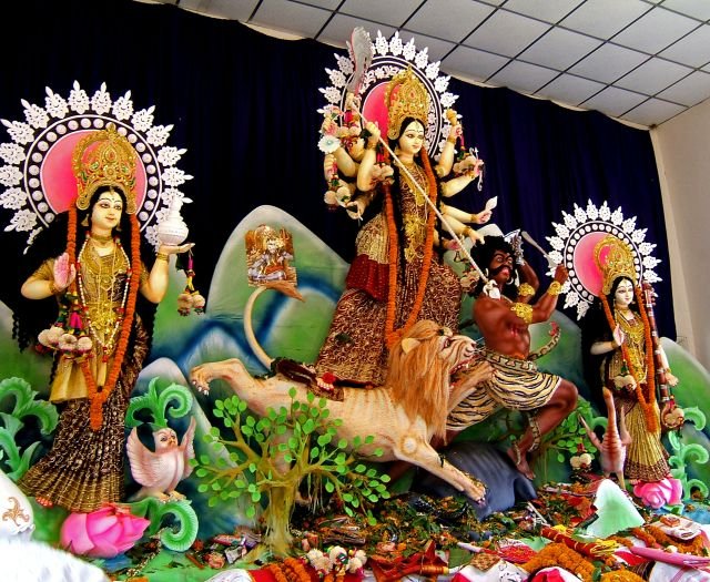 Durga_puja_in_Dhakeshwari_temple.jpg