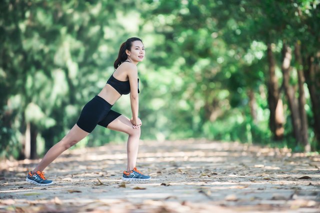 640-young-fitness-woman-stretching-legs-before-run.jpg