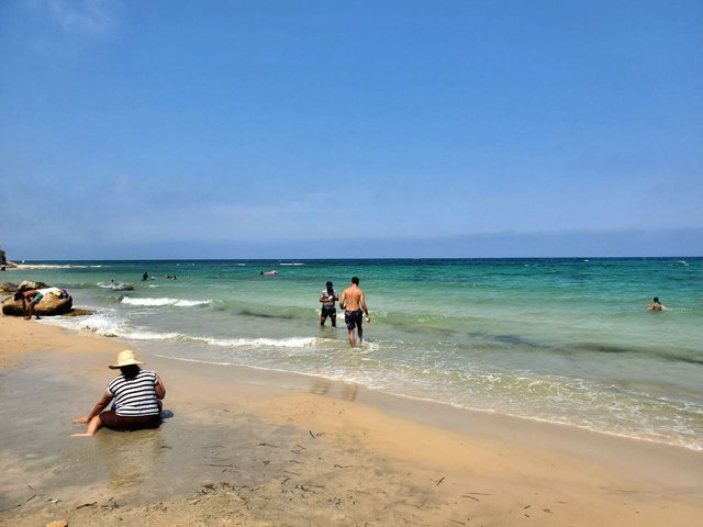 les gens sur la plage.jpeg