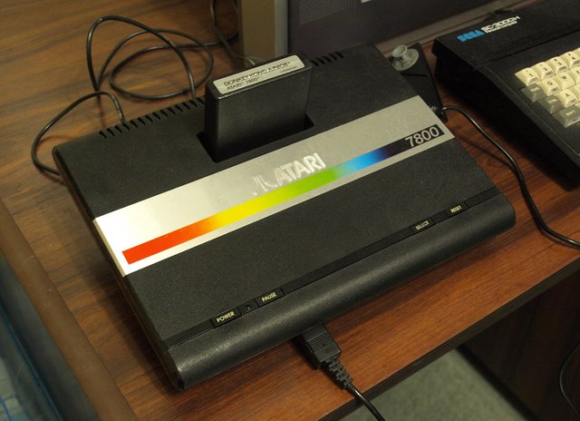 2048px-Atari_7800_with_Cartridge.jpg