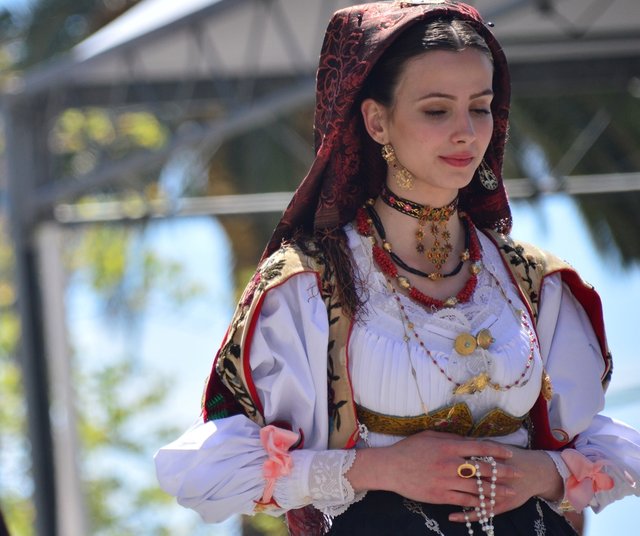 Beautiful Italy - Beautiful traditional dress from Sardinia!