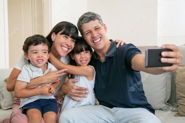 familia-feliz-dos-ninos-pequenos-sentados-sofa-casa-juntos-tomando-selfie_74855-8086.jpg