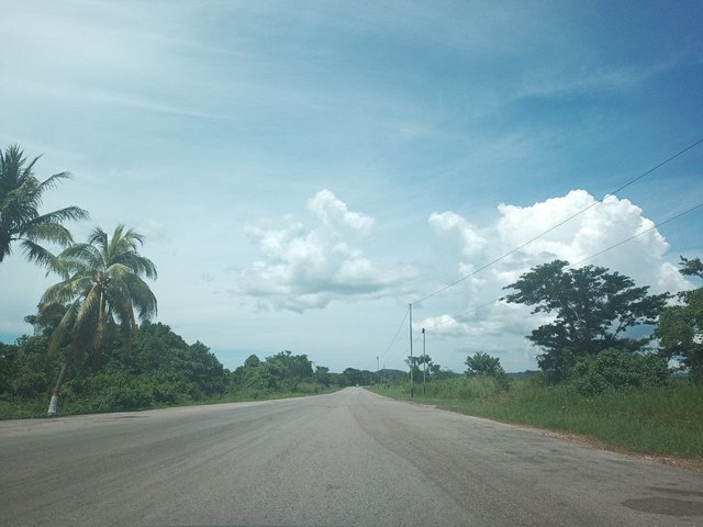 Observando lindas nubes desde la calle 1.jpg