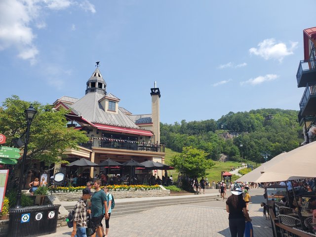 à l'arrivée au village piétonnier du Mont-Tremblant.jpg